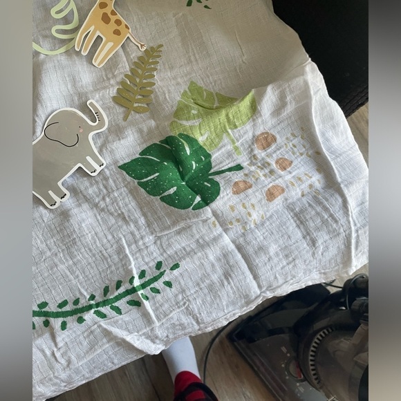 C. R. Gibson Baby Jungle / Safari Muslin Month Milestone Blanket - Picture 5 of 8